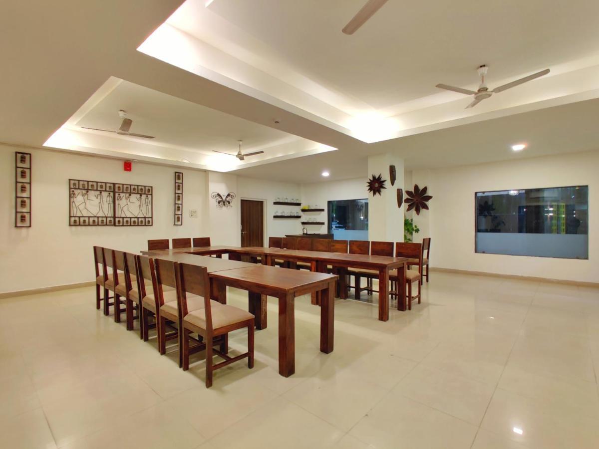 Golden Chariot Hotel Daman Extérieur photo