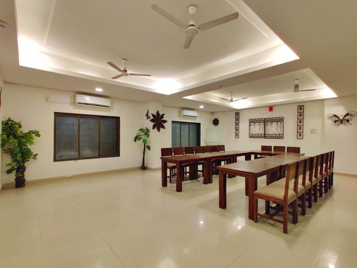 Golden Chariot Hotel Daman Extérieur photo