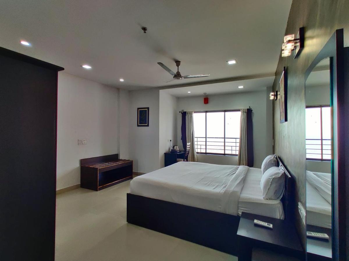 Golden Chariot Hotel Daman Extérieur photo
