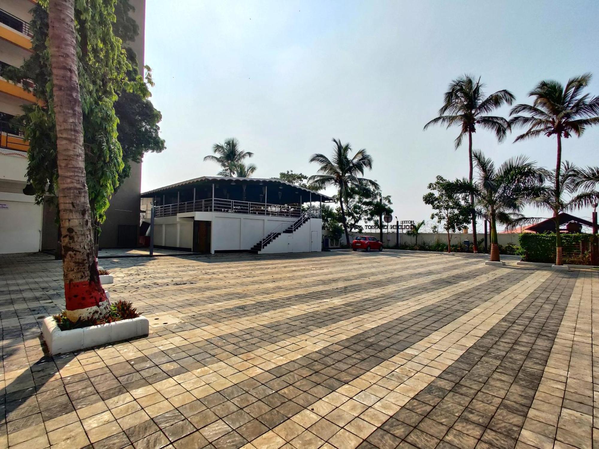 Golden Chariot Hotel Daman Extérieur photo