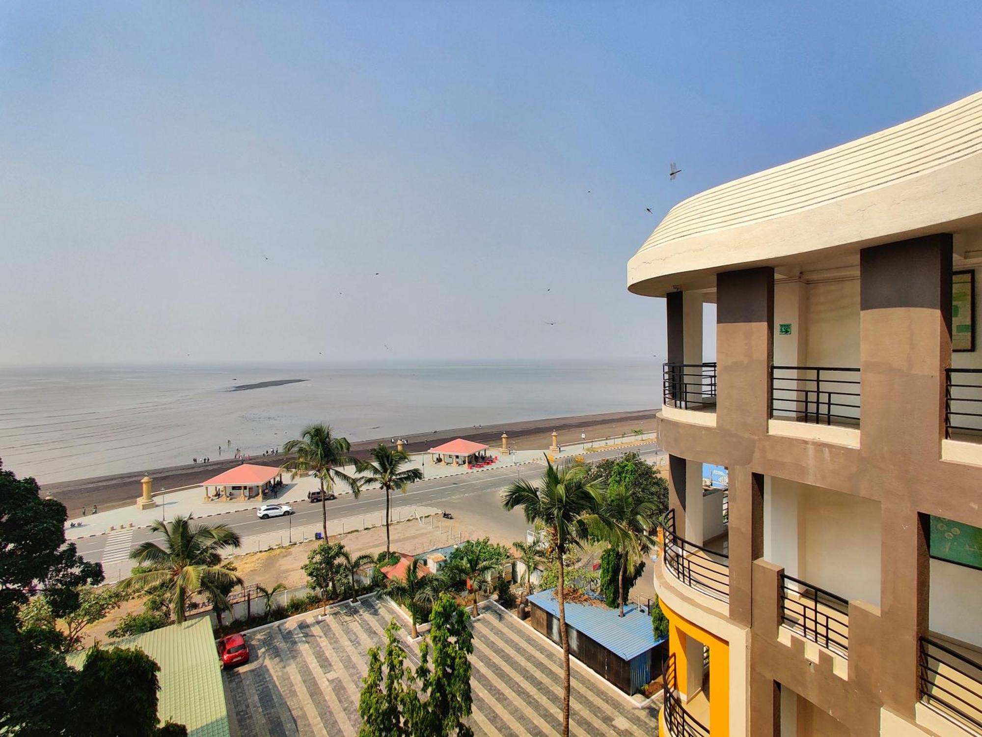 Golden Chariot Hotel Daman Extérieur photo
