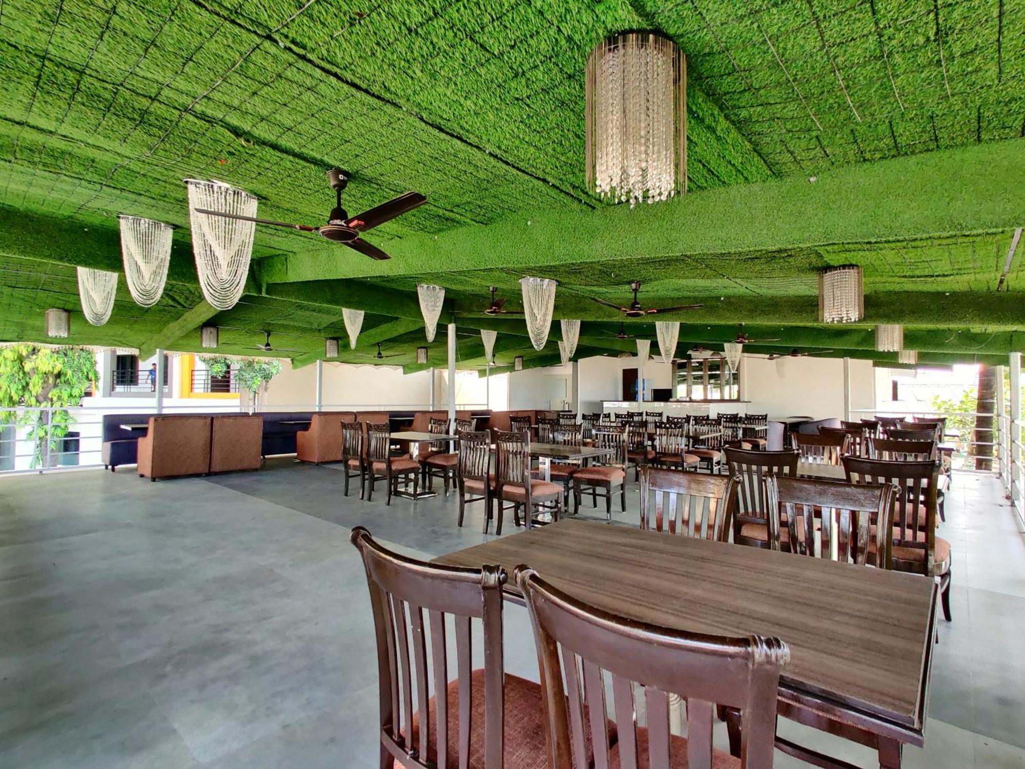 Golden Chariot Hotel Daman Extérieur photo