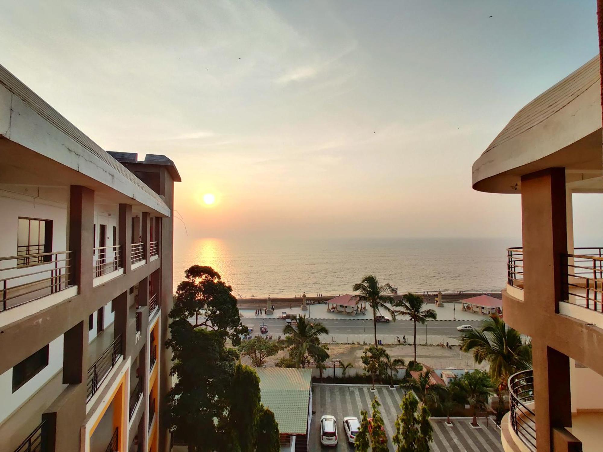 Golden Chariot Hotel Daman Extérieur photo
