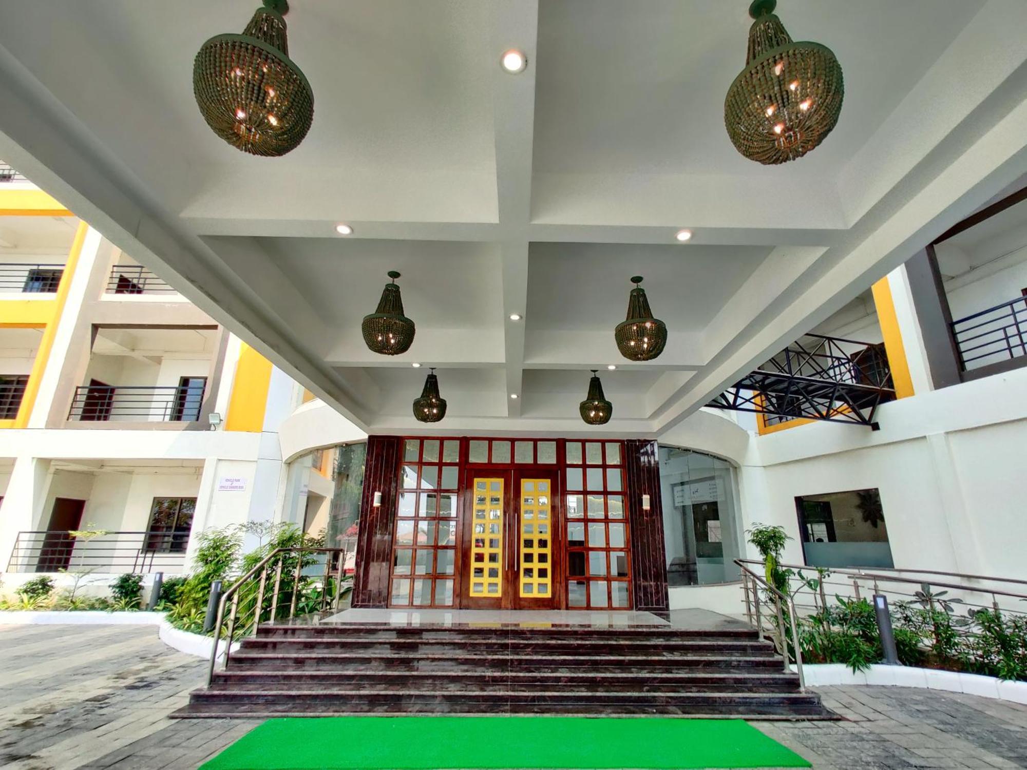 Golden Chariot Hotel Daman Extérieur photo
