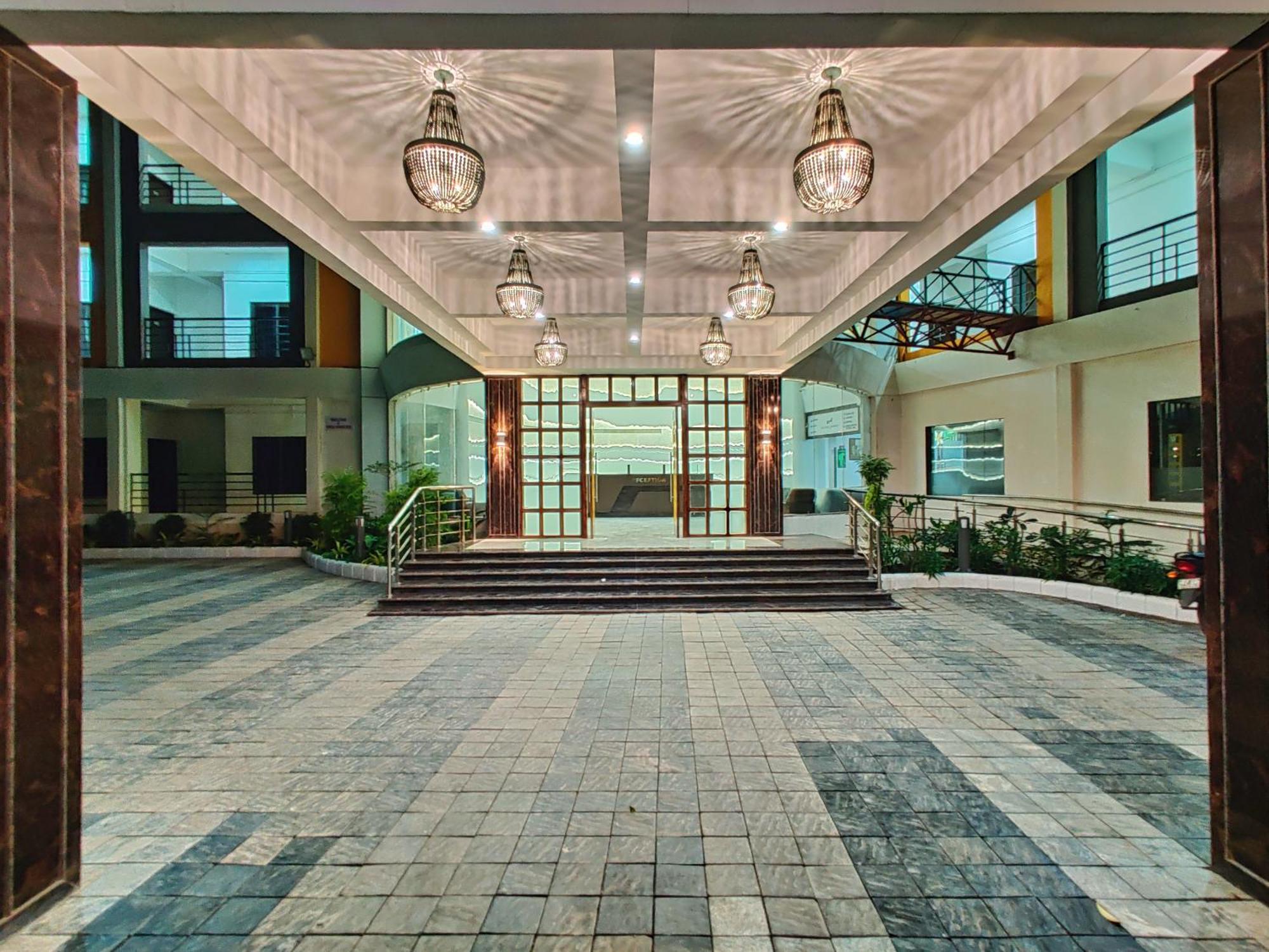 Golden Chariot Hotel Daman Extérieur photo
