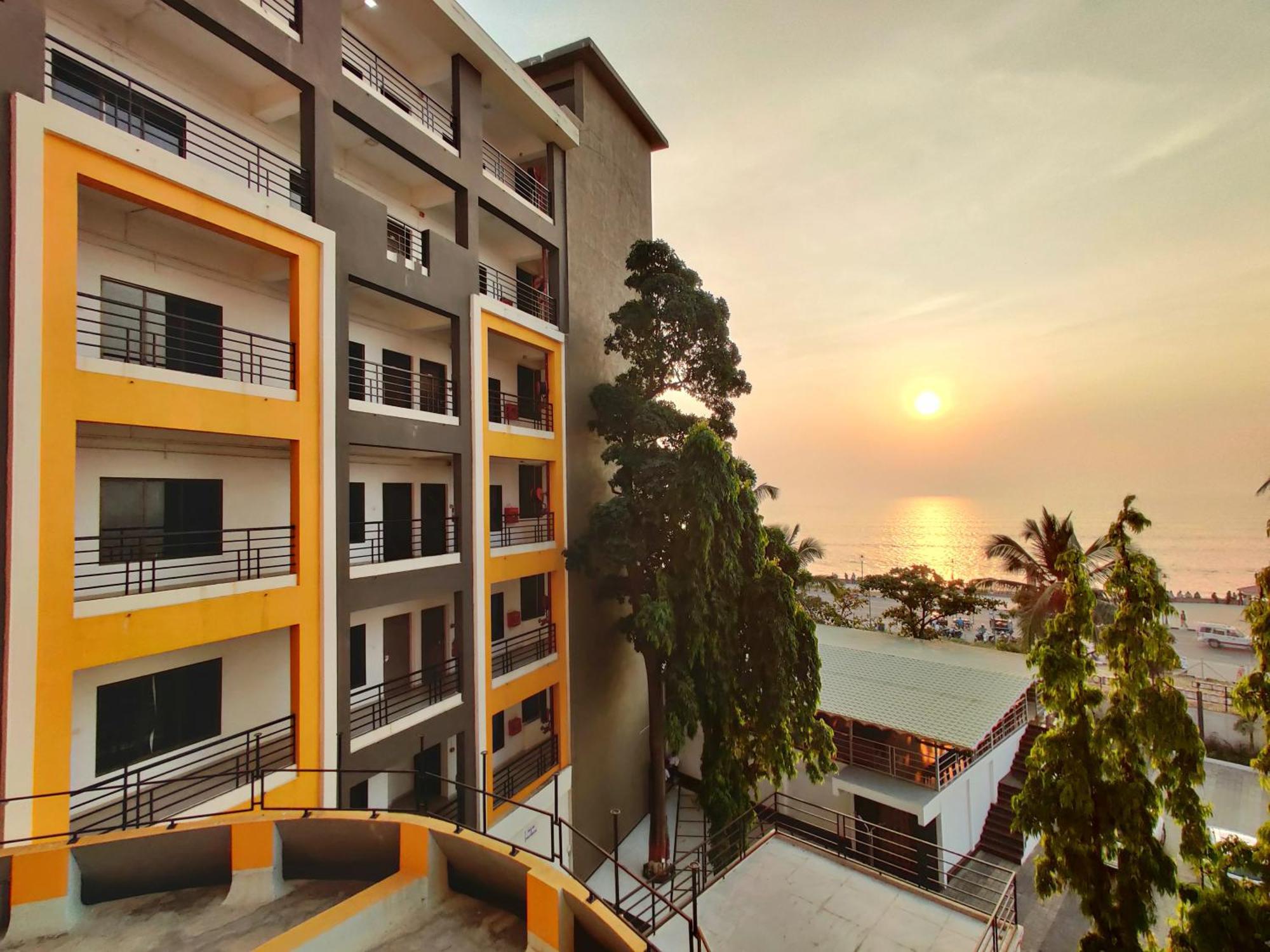 Golden Chariot Hotel Daman Extérieur photo