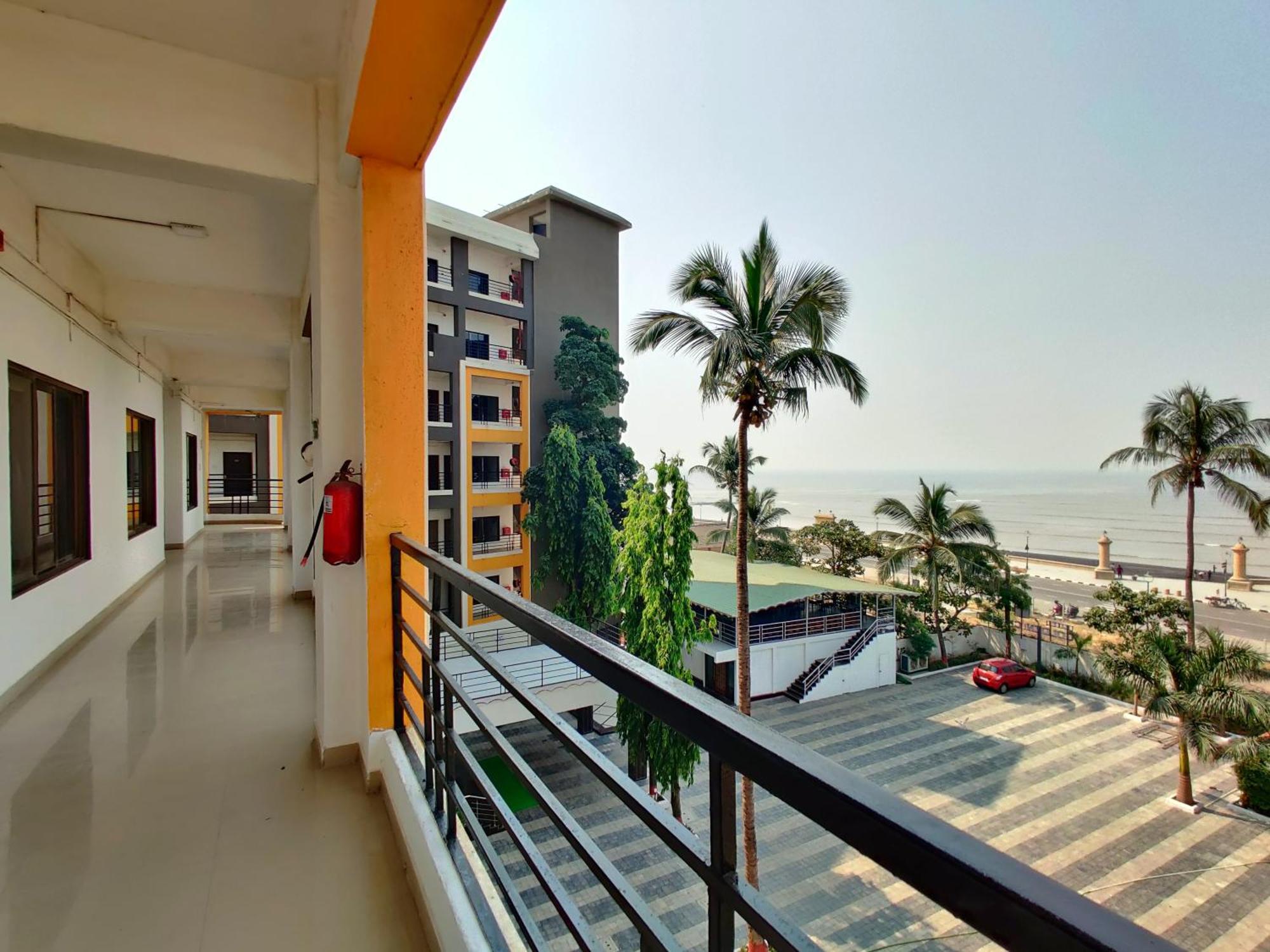 Golden Chariot Hotel Daman Extérieur photo
