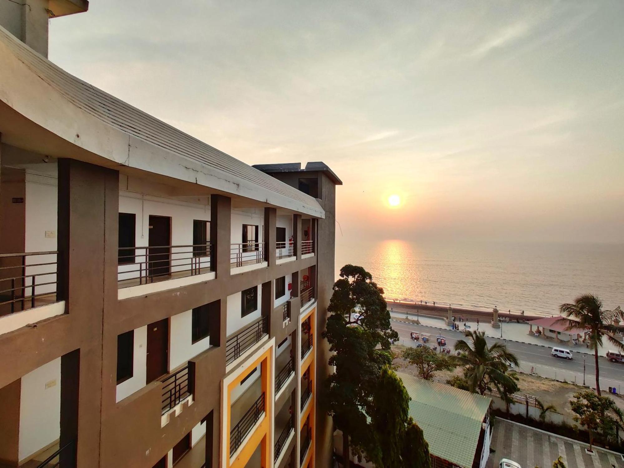 Golden Chariot Hotel Daman Extérieur photo