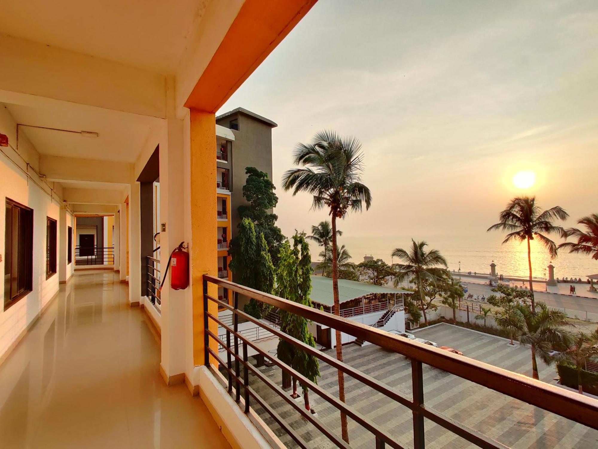 Golden Chariot Hotel Daman Extérieur photo