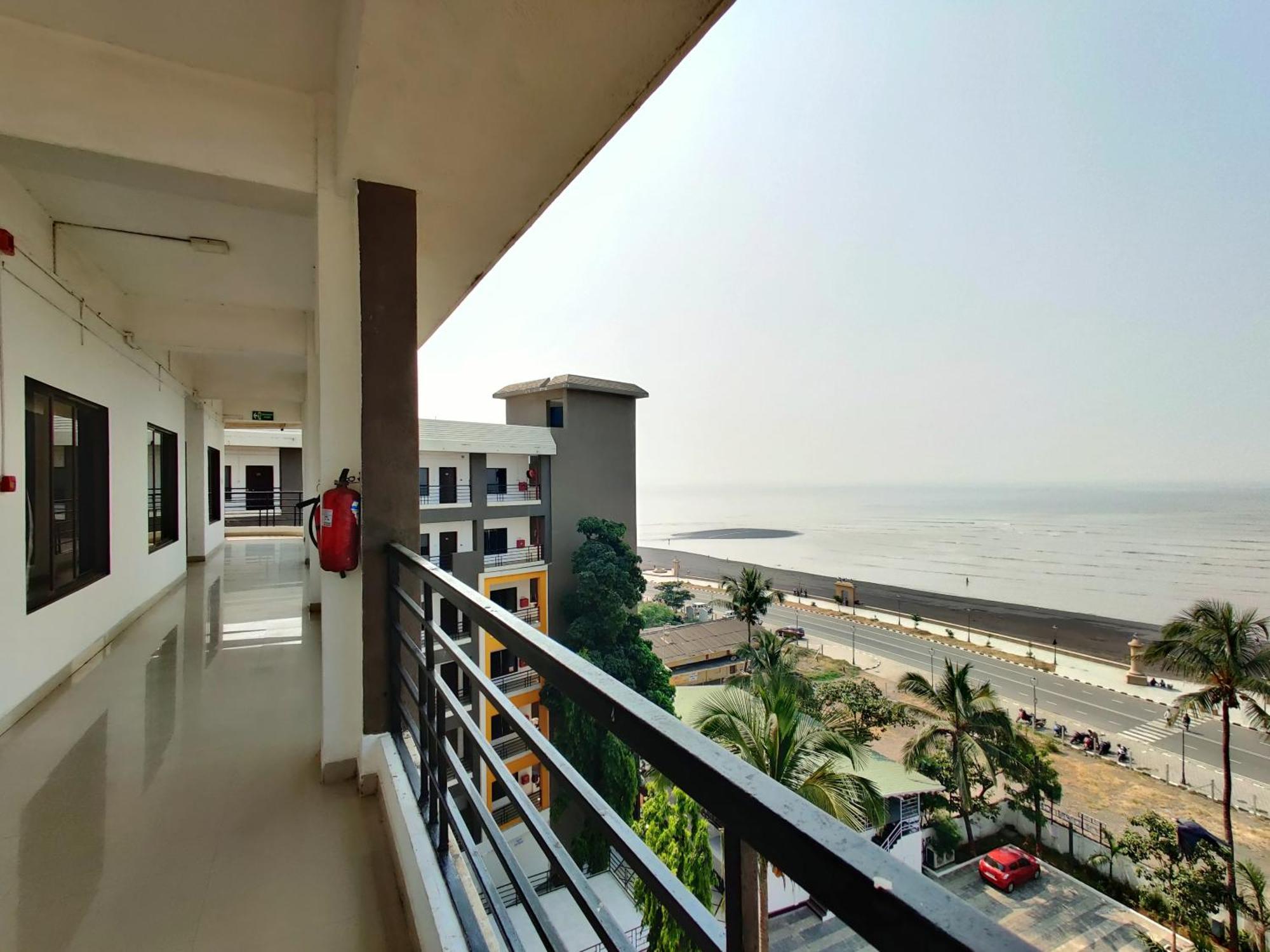 Golden Chariot Hotel Daman Extérieur photo
