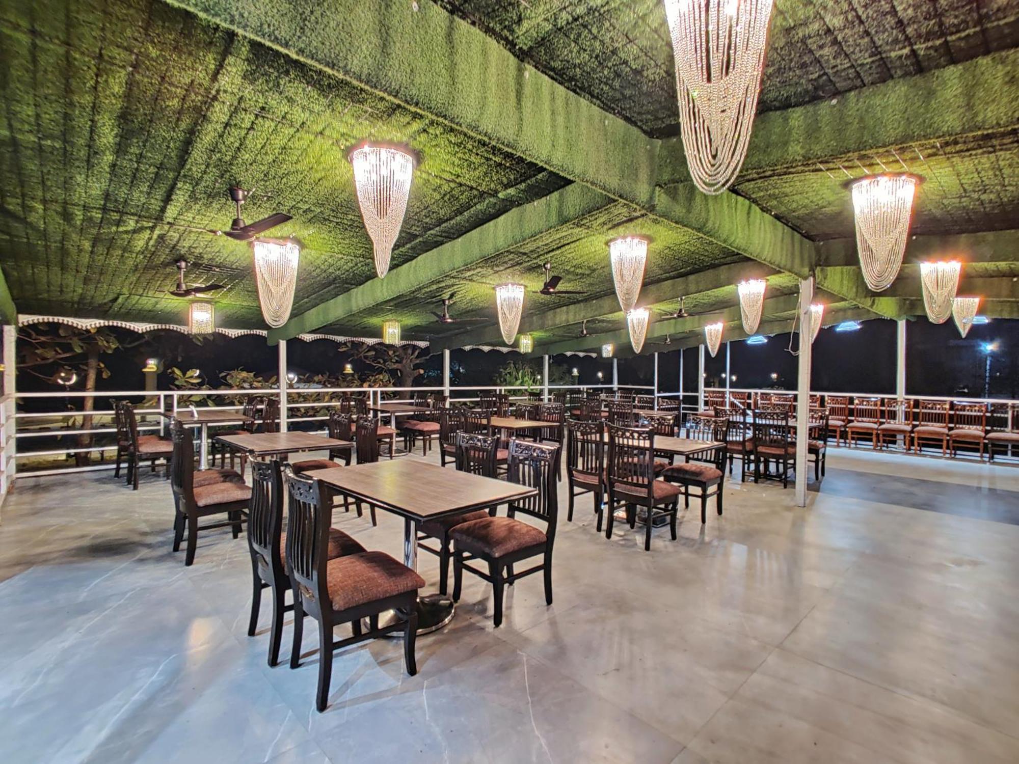 Golden Chariot Hotel Daman Extérieur photo